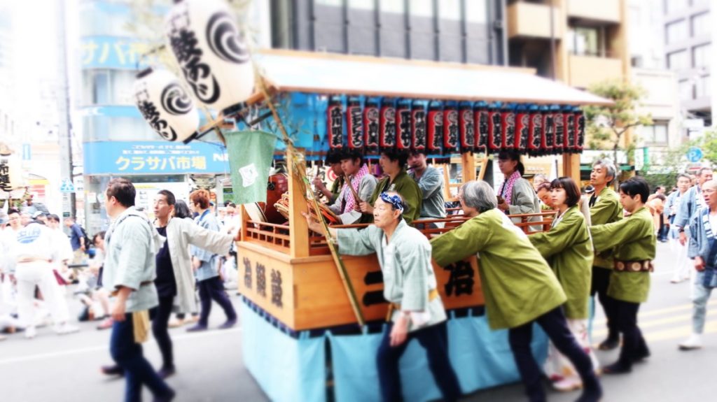 勇ましいみこしを担ぐ人たち。神田祭（かんだまつり）@秋葉原 photo by 茶子(ちゃこ)
