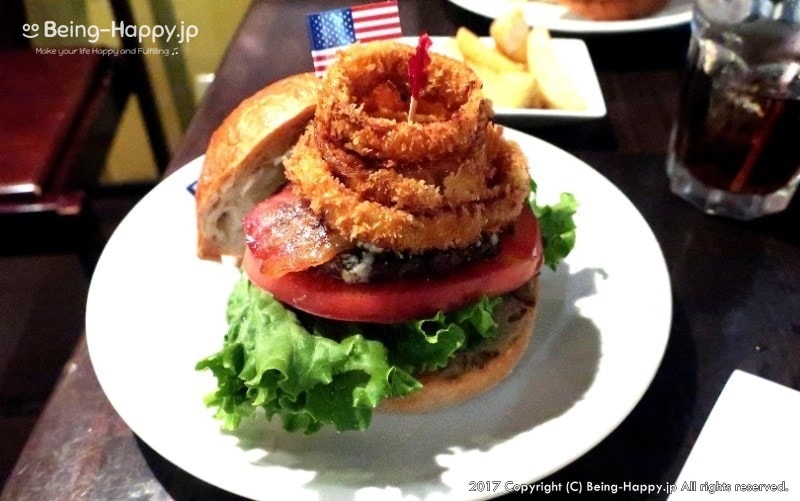 横須賀ネイビーバーガーで人気のお店TSUNAMI でいただいた「オバマバーガー