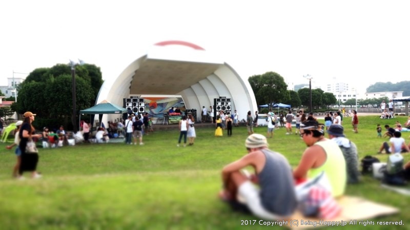 白浜海岸に隣接した三笠公園とステージ