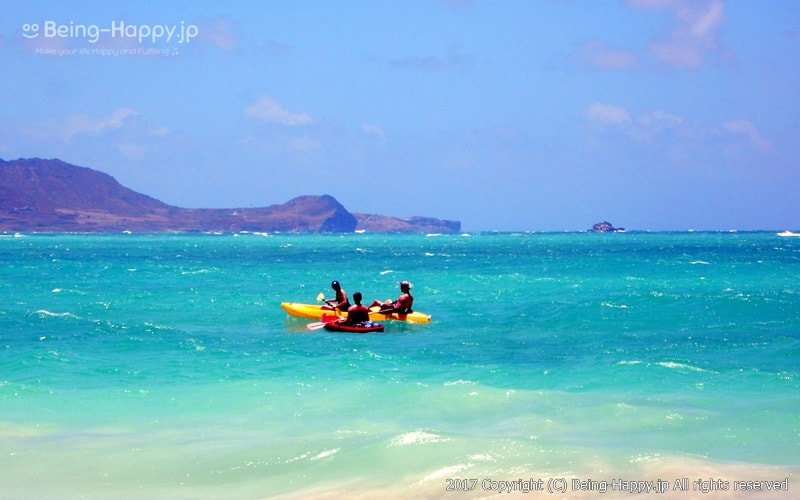 カイルア・ビーチ（Kailua Beach）でカヌーをする人たち photo by 茶子（ちゃこ）