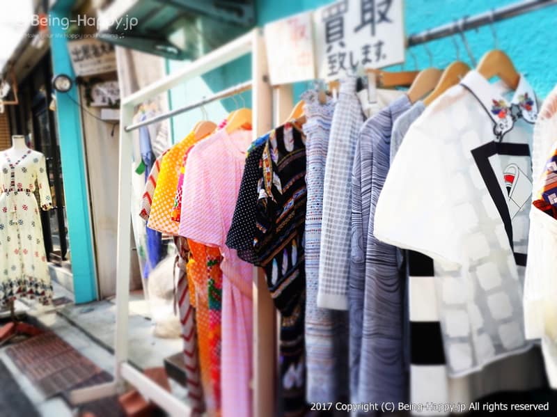 下北沢の古着屋、古着を外に飾ってあるところ