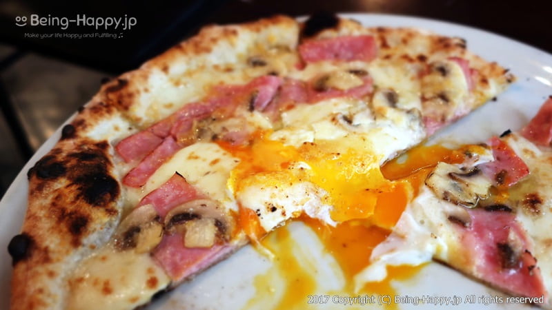 ビスマルクピザをカットするとトロッとろの卵が。。＠PIZZA BORSA(ピッツァ ボルサ) photo by 茶子（ちゃこ）
