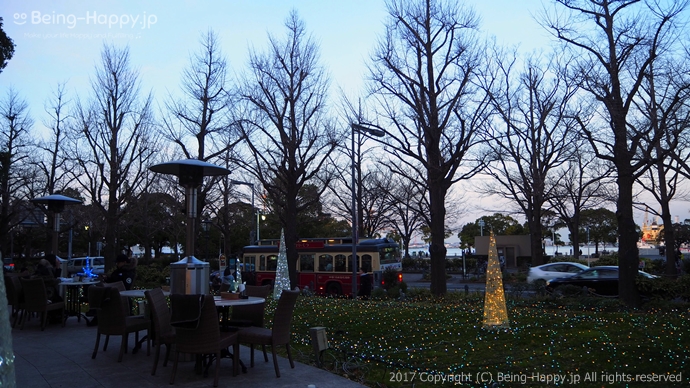 （横浜マリンタワー１階のカフェ THE BUND）のテラス席（左）と山下公園（右）