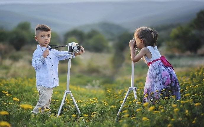 子供達がカメラで写真を撮りあっている写真