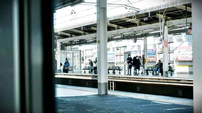 早朝の空いた駅