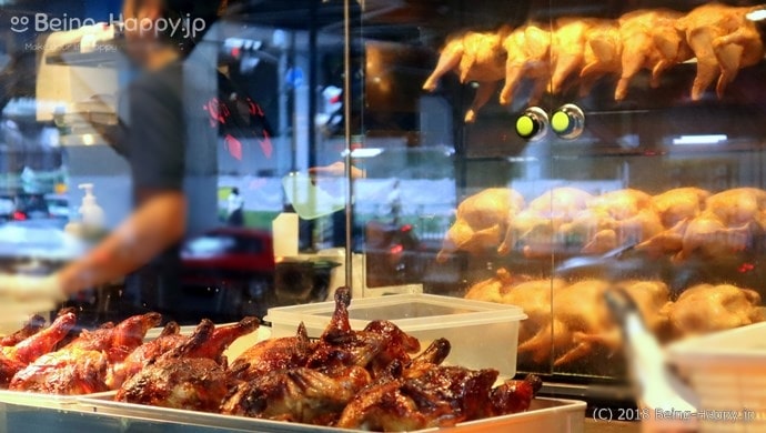 墨国回転鶏酒場 渋谷ストリーム店の店の外から見た鶏の丸焼きをローストしている様子