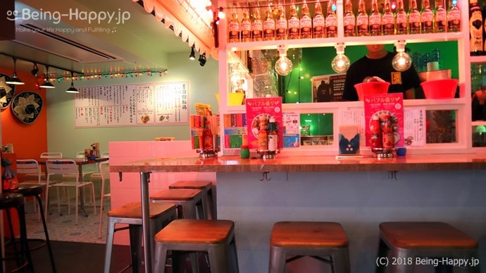 墨国回転鶏酒場 渋谷ストリーム店の店内のバーカウンターとテーブル