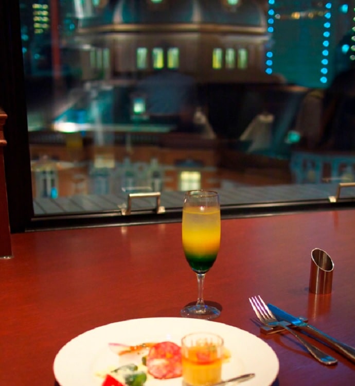 洋食ビストロドンピエールハート店内と窓から見える東京駅駅舎