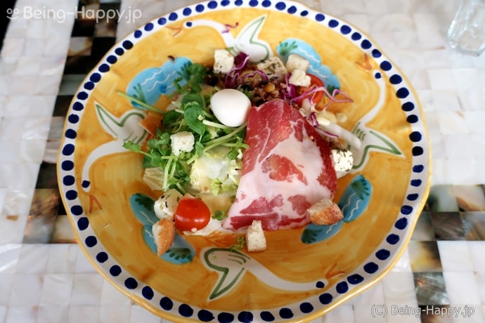 南イタリアン POSILLIPO ポジリポのランチサラダ（プロシュートと旬野菜の１０品目サラダ）黄色いお皿がキレイ