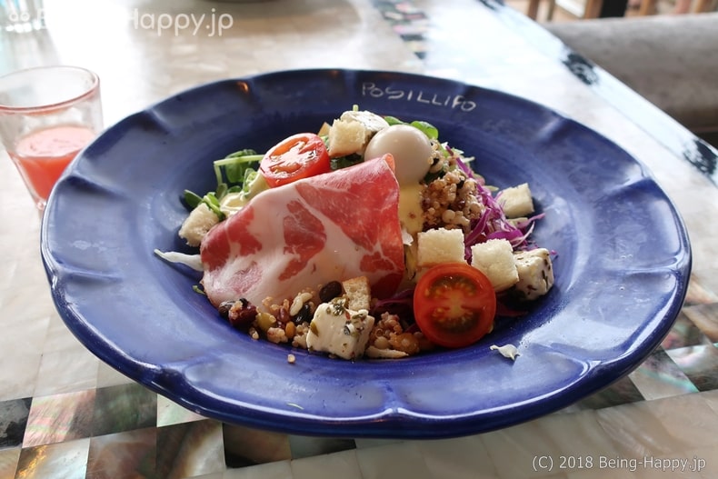 790-南イタリアン POSILLIPO ポジリポのランチサラダ（プロシュートと旬野菜の１０品目サラダ）青いお皿がキレイ