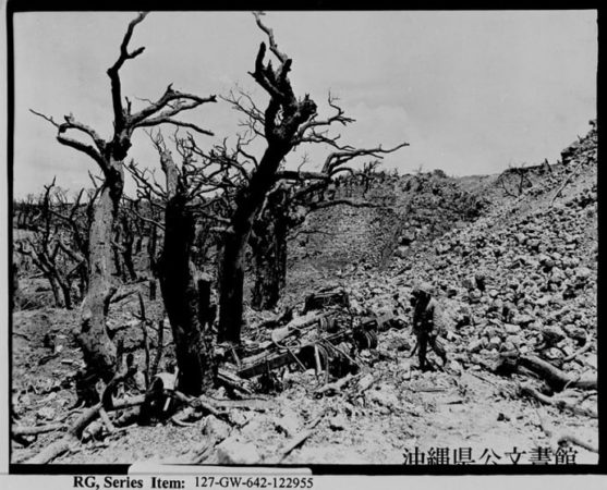 1945年 5月29日に撮影された首里城の焼け跡